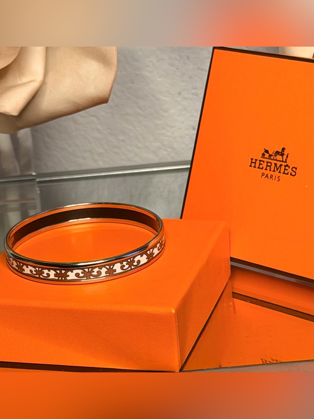 Hermès White and Silver Patterned Enamel Bangle - Picture 2 of 6